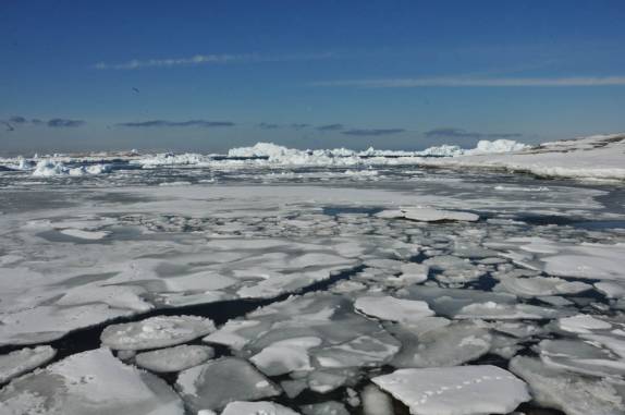 Placas de gelo se quebram no mar de Ilulissat, na Groelândia
